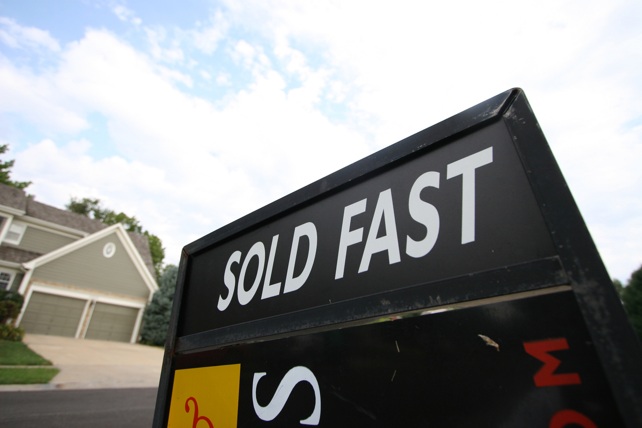 sold fast real estate sign